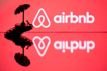 Airbnb despide a una cuarta parte de sus empleados por el impacto de la pandemia