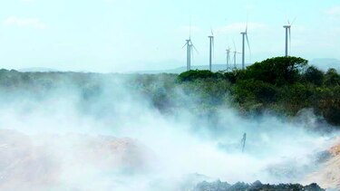 Humo tóxico emana de vertedero