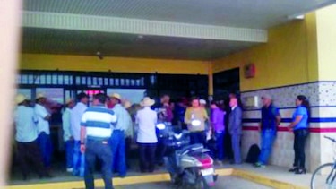 Obreros del proyecto de alcantarillado exigen prestaciones
