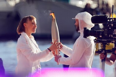 La llama olímpica de París 2024 llega a territorio francés