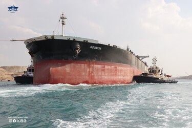 Remolcan con éxito por el canal de Suez el petrolero atacado por los hutíes en agosto