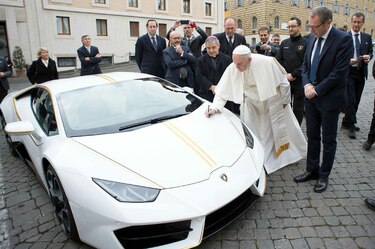 Papa subastará Lamborghini para ayudar a cristianos en Irak