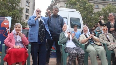 Madres de Plaza de Mayo rechazan carteles instalados sobre sus pañuelos