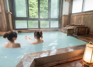 Más del 50 % de los balnearios de Japón sigue sin admitir clientes tatuados