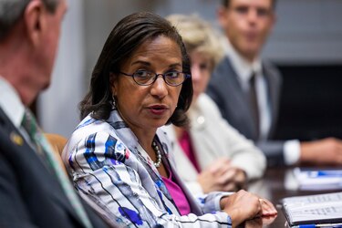 Asesora de política interna de Biden dejará el puesto
