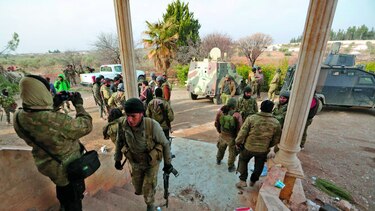 Rebeldes incursionan en bastión del EI