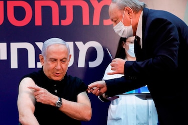 Netanyahu recibe vacuna contra coronavirus e inicia campaña de vacunación en Israel