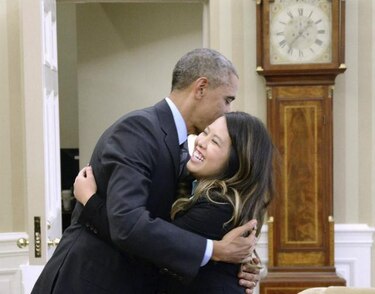 Obama abraza a enfermera recuperada de ébola