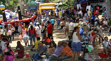Miles disfrutan del día del águila harpía en el parque Summit