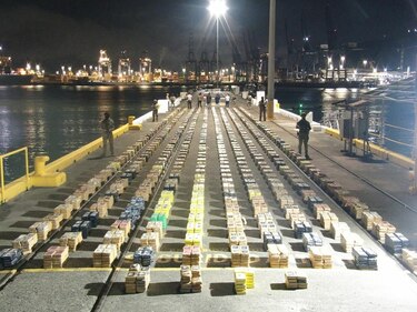 Imputan cargos y dictan detención a 10 hombres por carguero con droga valorada en más de $200 millones
