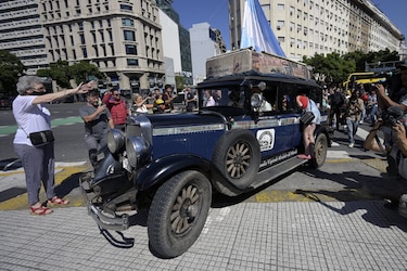 Sueño cumplido: viajar por el mundo en un auto antiguo durante 22 años