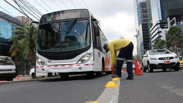 Instalan dispositivos viales en carril preferencial del Metro Bus