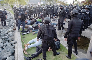 Crece indignación por abuso policial en protestas; autoridades guardan silencio