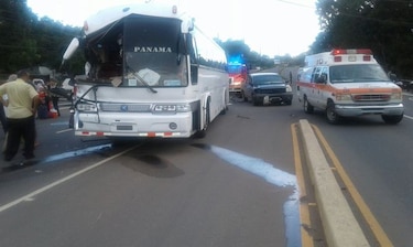 Autobús Chitré-Panamá se estrella contra dos vehículos: 17 heridos