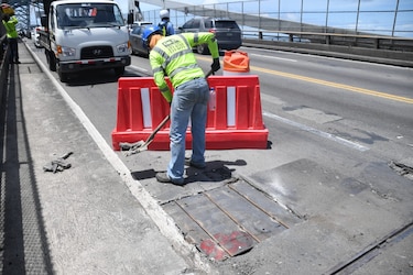 Tapan hueco en la rodadura del puente de las Américas tras denuncia de los conductores