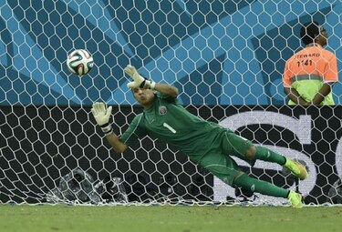 Costa Rica llama a toda su artillería para enfrentar a Uruguay