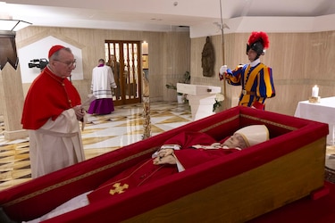 Ritual oficial: El Vaticano publica las primeras imágenes del féretro del papa Francisco