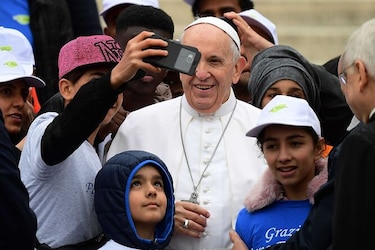 El papa Francisco pasea en su papamóvil a ocho niños migrantes