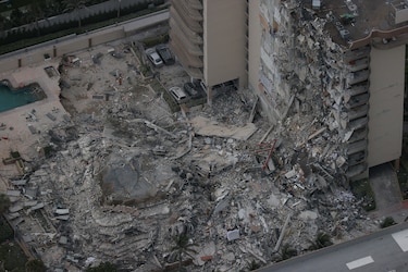 Se derrumba parcialmente un edificio en Miami; se reporta al menos una muerte y sigue la búsqueda de más personas