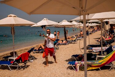 Fútbol y playa en Europa para intentar olvidarse durante un tiempo de la pandemia