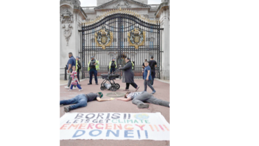 Ecologistas bloquean salida de diarios británicos 
