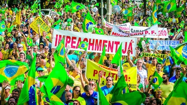 Rousseff busca evitar juicio, pese a protestas