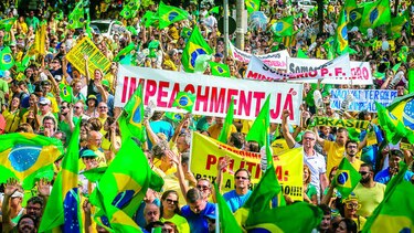 Rousseff busca evitar juicio, pese a protestas