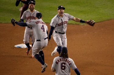 Los Astros ganan y se ponen a un juego de coronarse en la Serie Mundial
