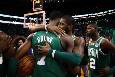 Celtics dominan a Warriors en choque de grandes de la NBA