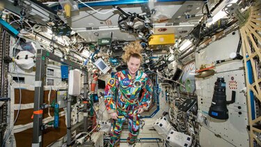 Astronauta de la NASA lucirá traje pintado por niños con cáncer