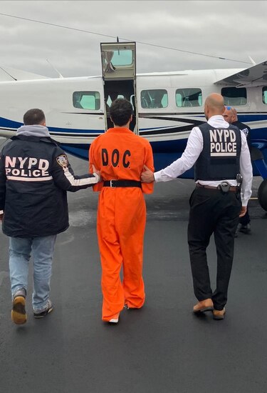Mangione es acusado de cargos federales de asesinato, armas y acoso en Nueva York