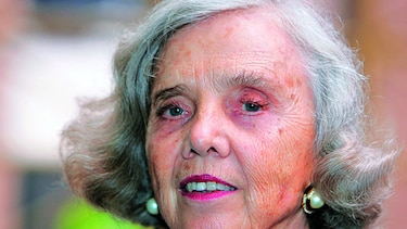 Biografía explora faceta periodística de Poniatowska