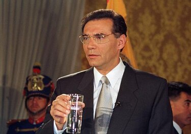 Emiten orden de captura de expresidente Jamil Mahuad