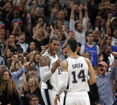 LeBron luce inmenso, Spurs frenan al Thunder