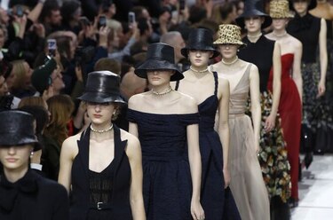 Dior reivindica la solidaridad femenina en su desfile más 'british'