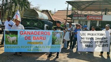 Productores cierran parcialmente la carretera Interamericana