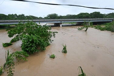 Melissa llega a Cuba como huracán de categoría 3 tras dejar una estela de devastación en Jamaica