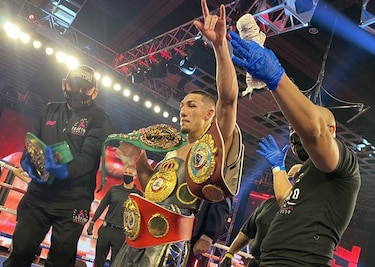 Teófimo López vence a Lomachenko y unifica títulos de peso ligero