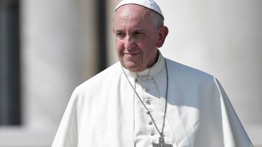 El papa pide recibir cálidamente a los refugiados en Europa