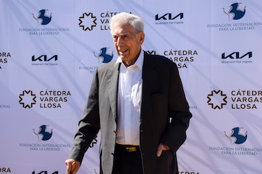Vargas Llosa cumple ‘infatigables 88 años’ acompañado por familiares y amigos en Lima