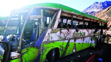 Mueren 19 personas tras volcar un bus en Argentina