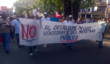 Vendedores del Mercado Público protestan por traslados en Colón