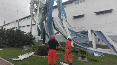 Fuertes vientos afectan comercios y residencias en Colón
