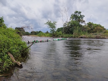 Instalan dos barreras flotantes al río Escarrea, Chiriquí