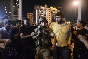 Más de 750 militares arrestados tras fallido golpe en Turquía