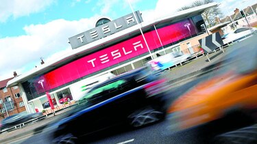 Tesla gana respaldo para introducir sedán eléctrico