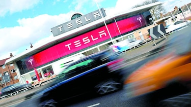 Tesla gana respaldo para introducir sedán eléctrico