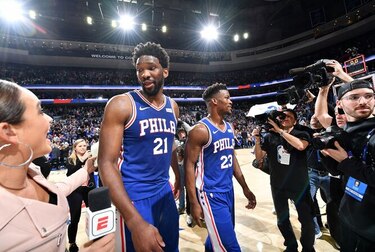 Butler y Embiid lideran a Sixers en importante victoria ante Celtics