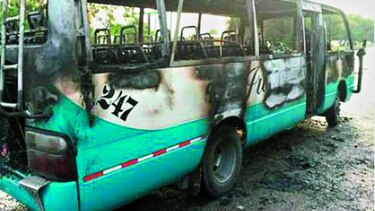 Incendian autobuses tras traslado de presos