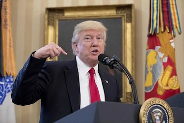 Donald Trump firma dos decretos para reducir déficit comercial